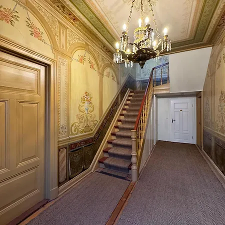 Commandeur-huus 3 * בורקום